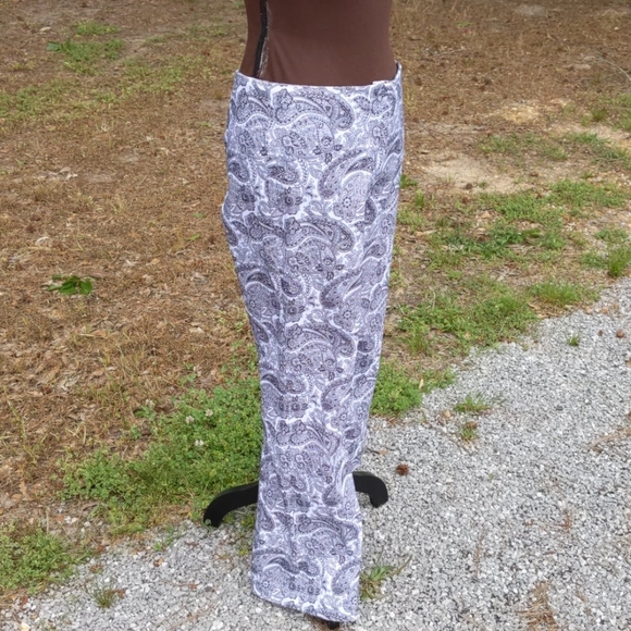 Nally & Millie Black & White Paisley Print… - Picture 4 of 8